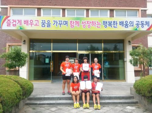 동메달을 건 광양여중 선수들 모습