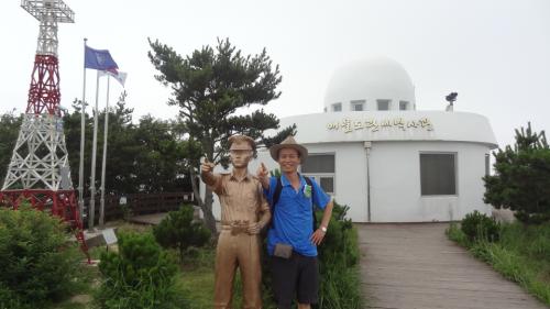 망태봉 정상에 있는 매물도 관세역사관에서 기념사진