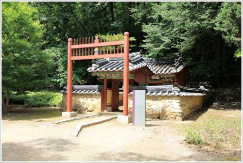 ▲ 엄홍도의 충절을 기리는 정려비가 있는 정려각
