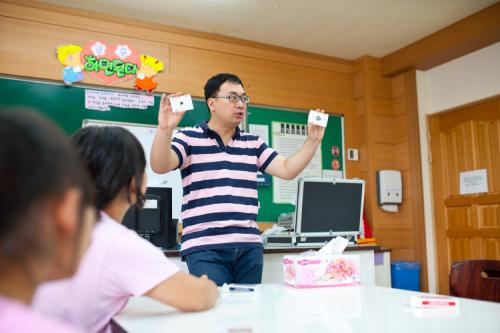 교육마술에 대한 강의를 하는 안중현 선생님 모습