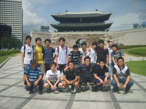 충남 서산 서령고 도서부원학생들이 서울체험활동중 새로 복원된 숭례문 앞에서 기념촬영을 하고 있다.