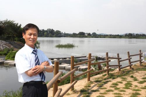 1799년 축조된 서호 저수지에서의 필자. 이 글을 쓰며 초·중·고등학교 시절 열 두 분의 담임 얼굴을 떠올려 본다.