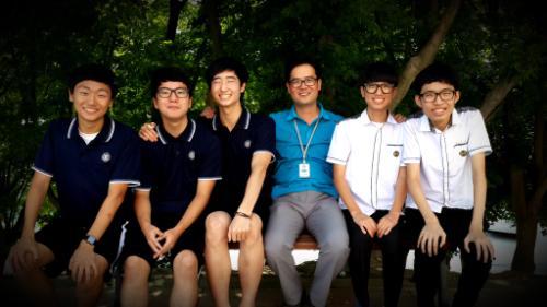 충남 서산 서령고 경제동아리 히든챔피언회원들이 대학경제동아리 포럼에서 최우수상을 수상한 뒤, 지도교교사 최계원 선생님과 함께 기념촬영을 하고 있다.