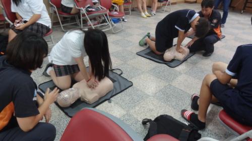 우리 학교 학생들이 심폐소생술 실습을 하고 있다.