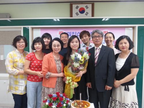 김인선 선생님의 취임을 축하해주는 본교 선생님들