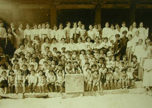 세류초등학교 1963년 1학년 4반의 연무대 봄소풍 기념사진