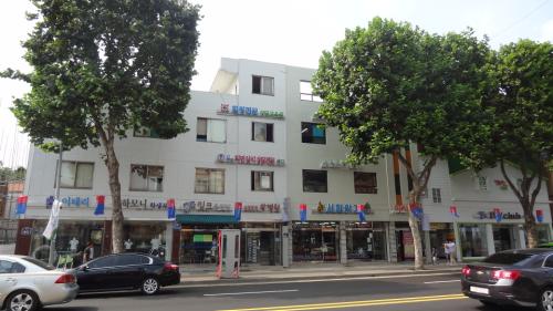 수원 정조로의 정비된 도시 간판