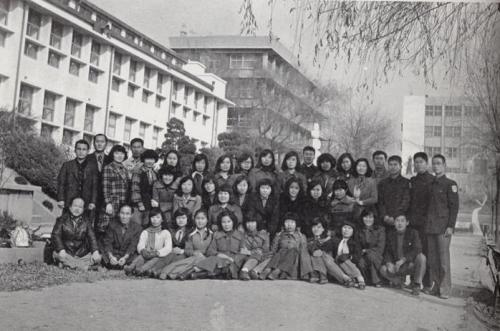 1976년 어느 가을. 졸업을 앞두고 인천교대 숭의동 캠퍼스 구관앞에서 과학반 기념촬영(뒷줄 맨 오른족이 필자)