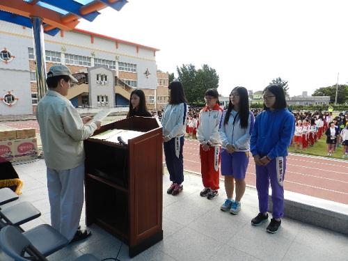수상자에게 상장을 전달하는 모습
