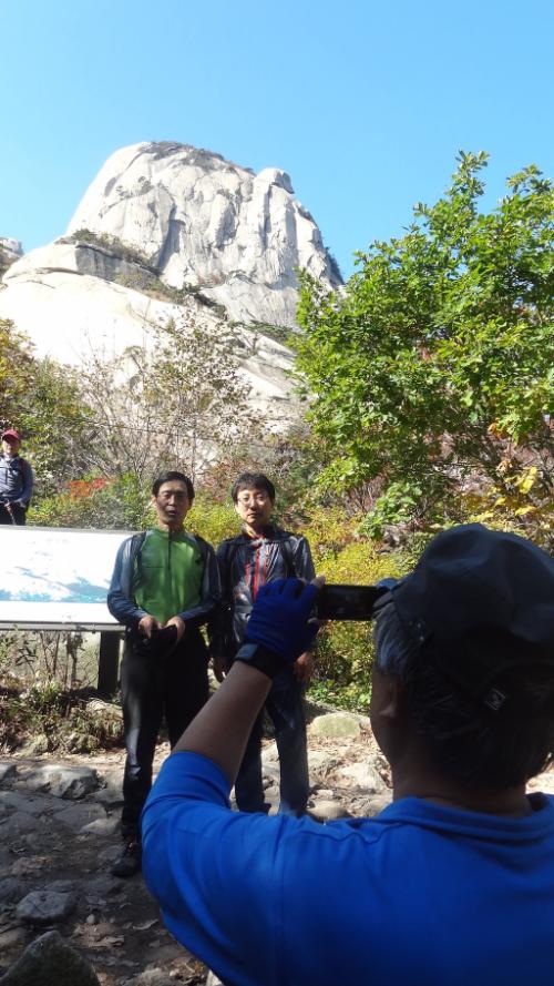 인수봉을 배경으로 제자와 스승이 기념사진을 남긴다.