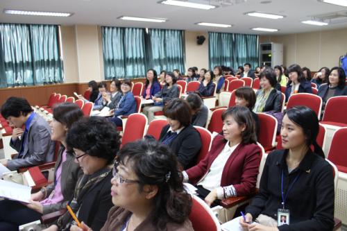 학부모들의 특강 경청 모습