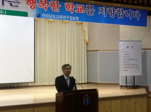 박광춘 원장의 인사하는 모습