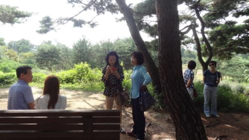 추석 전 우리 가족 모임. 부모님 수목장 앞에서 효를 생각해 본다. 부끄러운 '죽음의 질' 최하위, 교육으로 높일 수는 없을까?