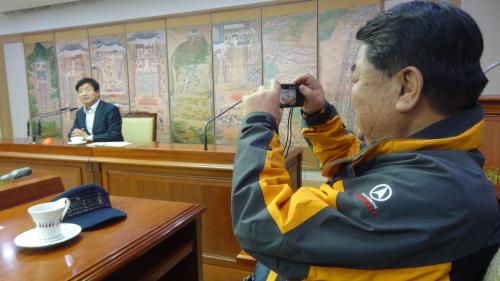 염태영 시장을 촬영하는 이용범 시민기자.