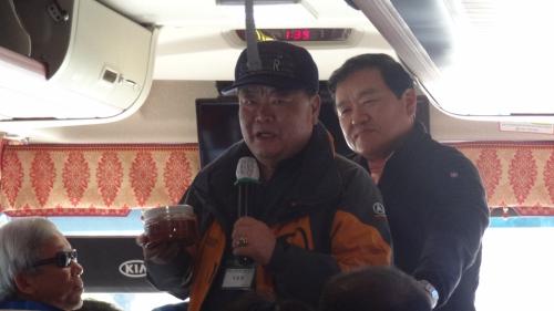 받는 것보다 주는 것이 행복하다는 이용범 시민기자. 받은 선물을 다른시민기자에게 전달한다.