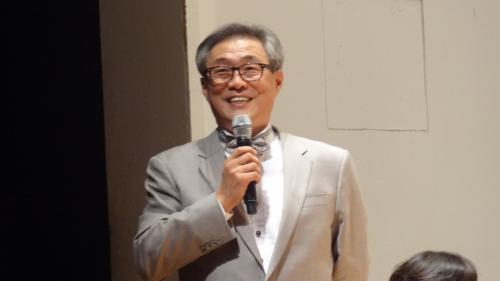김정환 음악감독 겸 지휘자. 10년 사이에 반백이 되었다고 고백한다.