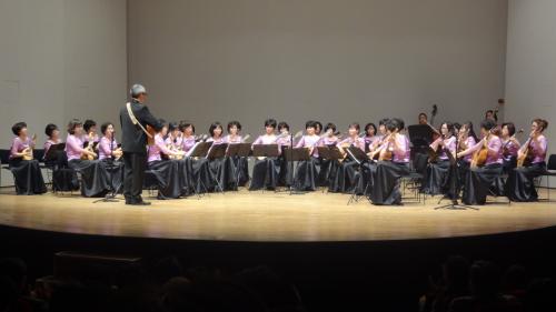 사계만돌린오케스트라 연주 모습. 기타를 맨 김정환 감독이 지휘를 하고 있다.