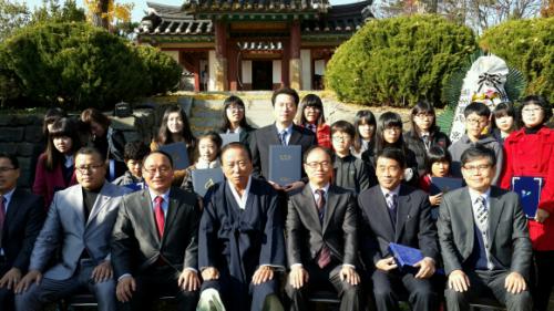 2013년 11월 16일. 태안군 남면 숭의사에 제5회 2충1효 백일장대회 시상식이 끝난 뒤 수상자들이 함께 기념촬영을 하고 있다.