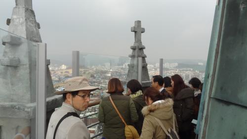 수원제일교회 탑에 올라가면 수원시내 전체를 관망할 수 있다. 노을빛이 장관이라고 한다.
