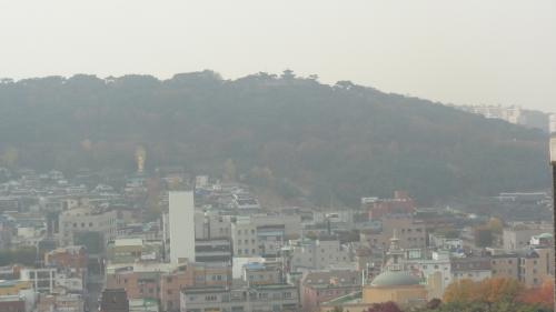 노을빛 전망대에서 바라다본 팔달산 모습. 멀리 산 정상에 화성장대가 보인다.