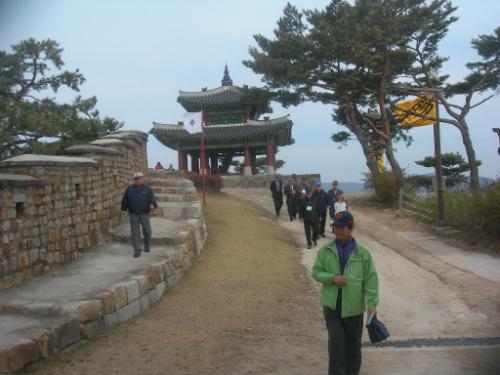 팔달산 정상에 있는 화성장대를 수원을 찾은 교직 선배들이 둘러보고 있다.