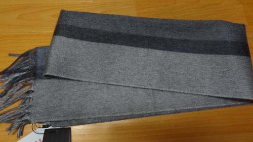 아내가 새로 사 온 목도리. 메이커 제품으로 할인된 가격이 15만원 정도 된다.