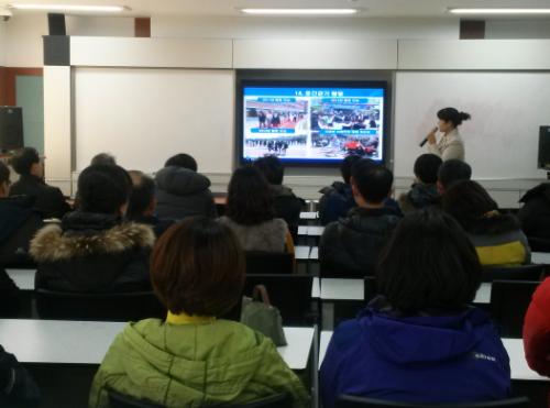 방문단에게 사례를 발표하는 이선례부장