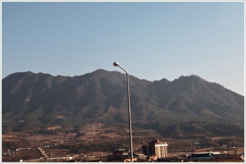 ▲ 가조면소재지 방향에서 바라본 미녀산