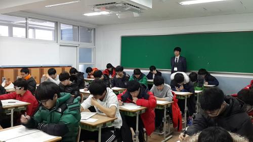 충남 서산 서령고에서 신입생들이 고입선발고사를 치르고 있다.