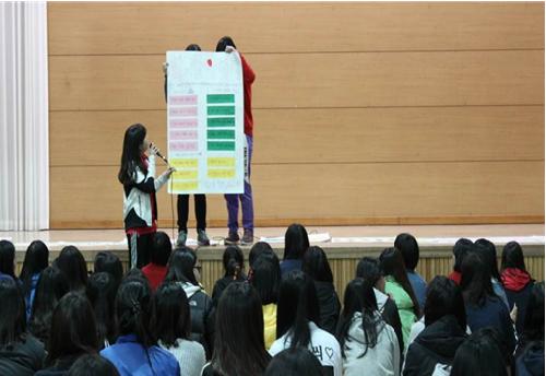 간부학생 수련회에서 좋은 학교를 만들기 위한 방안을 토의․발표 장면