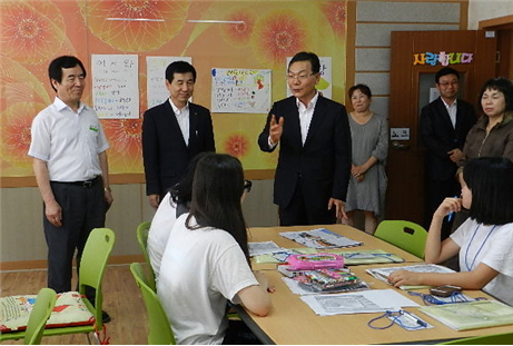 장만채 전라남도교육감 Wee Class 방문, 또래상담학생 격려하시는 모습