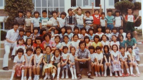 1985년 4학년 2반을 1학기만 담임을 맡았다. 당시 우리반 어린이들과 교생들의 기념사진