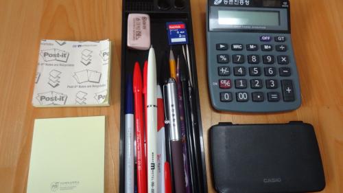 지금은 풍요의 시대다. 필기도구도 여러가지이고 돈들이지 않고 기념품으로 받는 경우도 많다. 물건 귀한 줄 모르는 시대가 되었다.