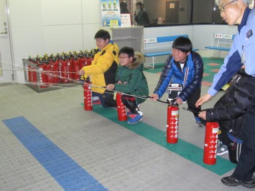 초등학생들의 소화기 활용 장면