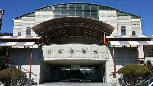 충남 서산 서령고 수련관에 설치한 비막이용 가림막의 모습. 솟을대문처럼 높이 솟아있어 마치 옛 고궁을 보는 듯한 느낌이 든다.