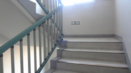아파트 계단을 오르면서 건강을 생각하고 체력관리를 한다. 엘리베이터와 계단, 어느 것을 선택할 것인가?
