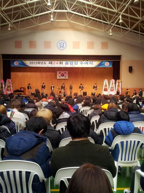 졸업을 축하하는 후배들의 공연