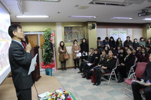율전중학교 졸업식 학교장 회고사 장면