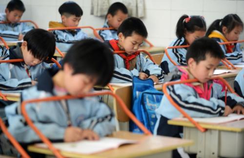 중국 후베이성 우한시에 있는 한 초등학교에서 학생들이 받침대에 턱을 올려 놓고 공부하고 있다. 출처 사진은 AP뉴시스