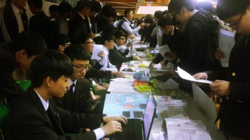 2014년 4월 16일(수) 충남 서산 서령고에서 학생들을 대상으로 동아리 박람회를 실시하고 있다.