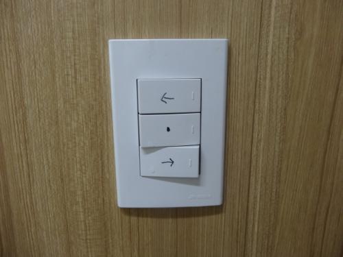 전기 절약도 해야 한다. 스위치에 거실, 식탁, 현관입구를 표시하여 놓았다.
