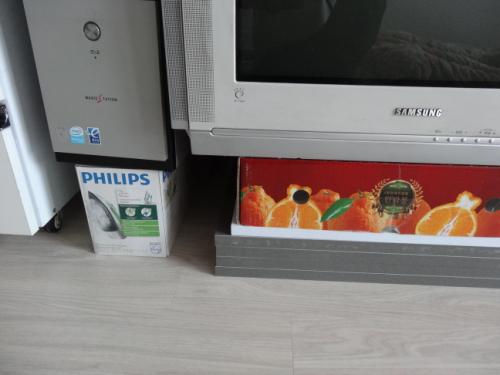 TV와 컴퓨터 본체 받침은 원룸에 있는 물건을 재활용하였다.