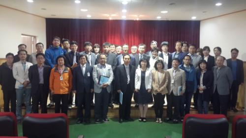 2014년 5월 7일(수) 충남 서산 서령고 선생님들이 맞춤형 주제별 연수를 마치고 기념촬영을 하고 있다.