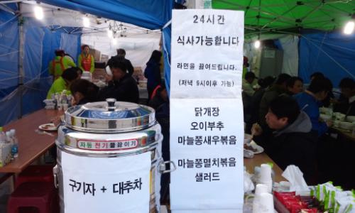 천막 앞에는 24시간 식사 가능을 알리고 식사 메뉴가 붙어 있다.