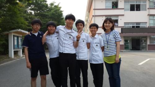 충남 서산 서령고학생들이 제16회 충남정보올림피아드 도 본선대회에서 우승한 후 기념활영을 하고 있다.