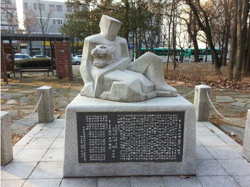 수원농업생명과학고등학교 교정에 있는 6·25 학도병 참전기념상.
