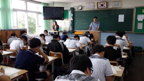 2014년 충남 서산 서령고 학생들이 국가수준학업성취도 평가를 보고 있다.
