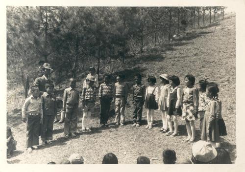 1970년대 후반 대지초교 봄 소풍 때, 필자의 담임 반 학생들이 출연하여 노래를 부르고 있다. 이 자리 객석에 있는 제자 한 명이 오는 9월 결혼을 한다.