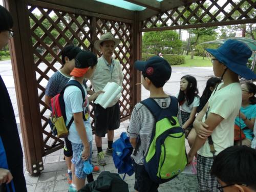 '지구를 살리기 위해 우리가 할 일'을 발표하고 있다,