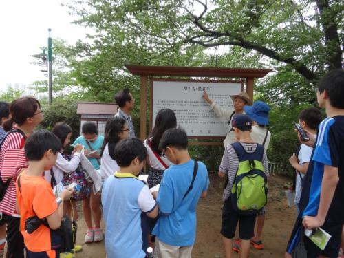 항미정에서 서호의 역사를 배우고 있는 오산원일초 환경봉사 동아리